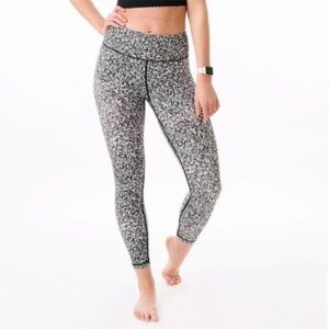 Zyia Active Mosaic Mid-Rise Soft N Snug 7/8 Leggings size 8-10 in Black/White